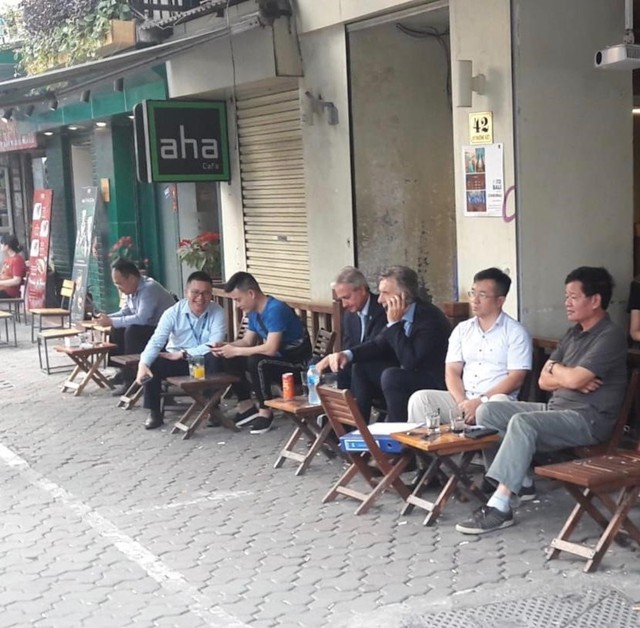 Tổng thống Arghentina ngồi quán cà phê vỉa hè và đi dạo phố Hà Nội - Ảnh 1.
