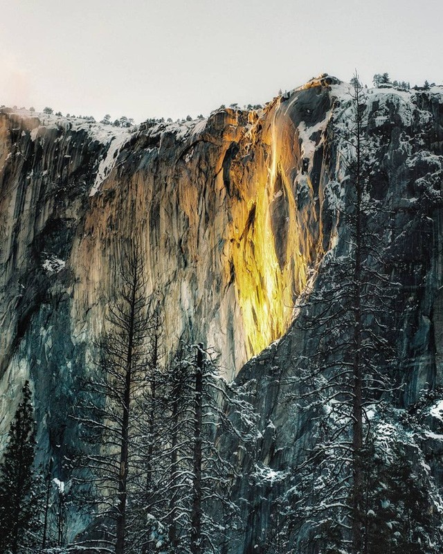 Mỹ: Hiện tượng thác lửa-băng kỳ lạ khiến người dân kéo tới chụp ảnh bất chấp nguy hiểm - Ảnh 2.