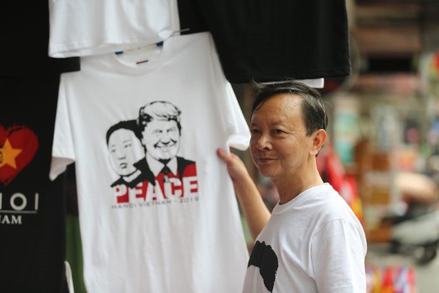  Chủ quán phố cổ bất ngờ hốt bạc từ áo phông in hình ông Donald Trump và ông Kim Jong Un - Ảnh 2.