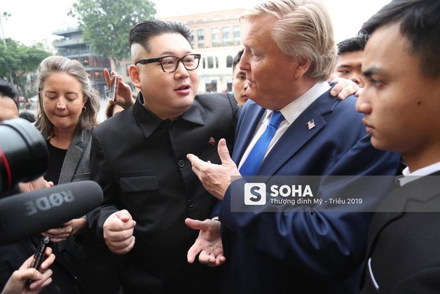  Bản sao của ông Kim Jong-un và ông Donald Trump bị phóng viên vây kín khi xuất hiện tại Hà Nội - Ảnh 13.