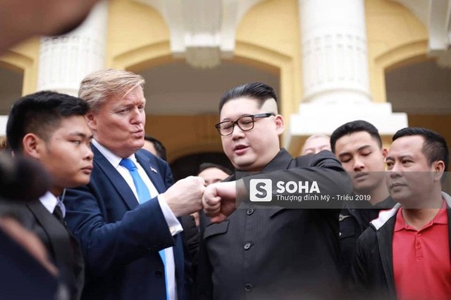  Bản sao của ông Kim Jong-un và ông Donald Trump bị phóng viên vây kín khi xuất hiện tại Hà Nội - Ảnh 16.
