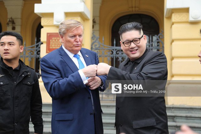  Bản sao của ông Kim Jong-un và ông Donald Trump bị phóng viên vây kín khi xuất hiện tại Hà Nội - Ảnh 17.