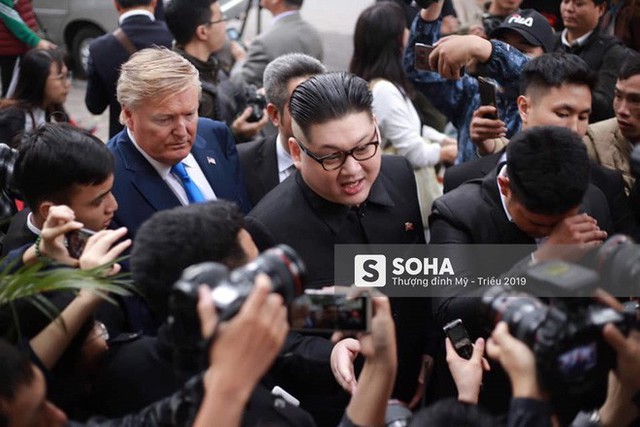  Bản sao của ông Kim Jong-un và ông Donald Trump bị phóng viên vây kín khi xuất hiện tại Hà Nội - Ảnh 3.