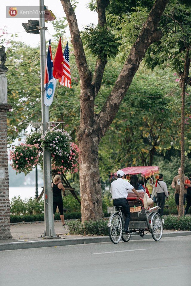 Ảnh, clip: Đường phố Hà Nội trang hoàng trước thềm hội nghị thượng đỉnh Mỹ - Triều - Ảnh 10.