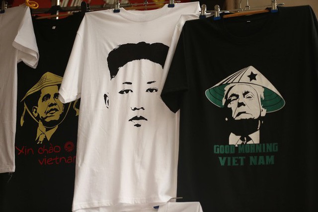  Chủ quán phố cổ bất ngờ hốt bạc từ áo phông in hình ông Donald Trump và ông Kim Jong Un - Ảnh 10.