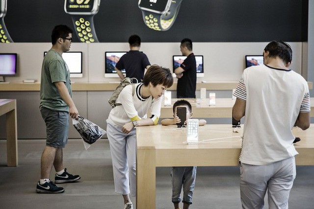 Một chương mới đã mở ra với Apple kể từ khi Táo Khuyết biết mùi đắng của việc doanh số iPhone sụt giảm - Ảnh 2.