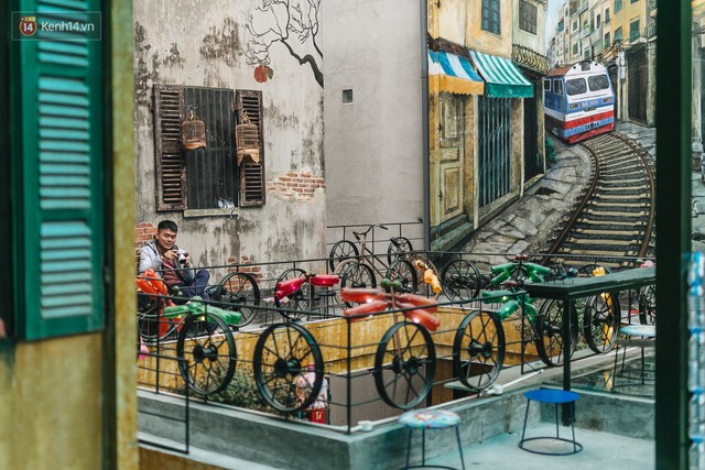 Chuyện chàng trai lớn lên từ ngôi làng ung thư quyết tâm tạo một quán cafe từ hàng nghìn đồ tái chế giữa phố cổ Hà Nội - Ảnh 2.