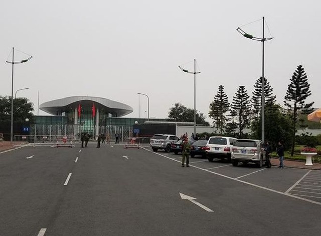 Siết an ninh quanh khu VIP sân bay Nội Bài trước giờ đón ông Trump - Ảnh 1.