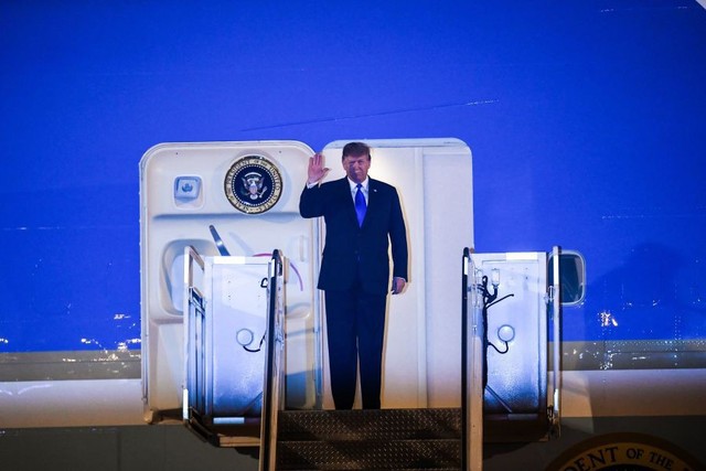 Những hình ảnh đầu tiên của Tổng thống Trump tại Hà Nội qua ống kính phóng viên quốc tế - Ảnh 1.