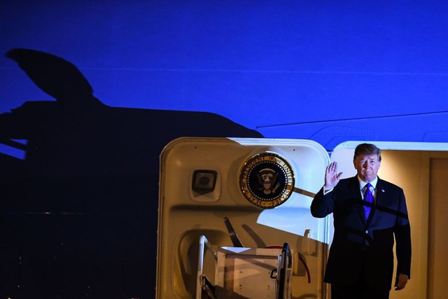 Những hình ảnh đầu tiên của Tổng thống Trump tại Hà Nội qua ống kính phóng viên quốc tế - Ảnh 2.