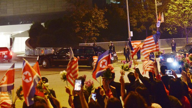  [ẢNH] Người dân Hà Nội nô nức chờ đón sự xuất hiện của tổng thống Mỹ Donald Trump - Ảnh 18.