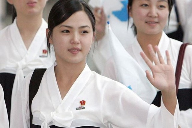 Nhan sắc yêu kiều của nữ ca sĩ là phu nhân ông Kim Jong Un, biểu tượng thời trang Triều Tiên - Ảnh 4.