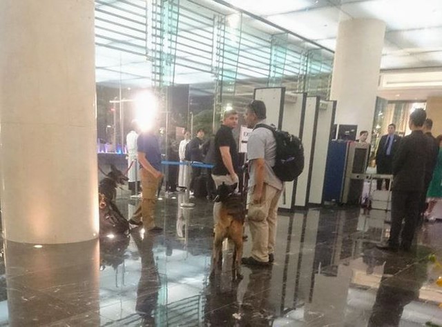 Đoàn xe Tổng thống Mỹ Trump về khách sạn JW Marriott - Ảnh 32. Đoàn xe Tổng thống Mỹ Trump về khách sạn JW Marriott - Ảnh 32.