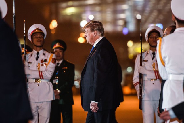Những hình ảnh đầu tiên của Tổng thống Trump tại Hà Nội qua ống kính phóng viên quốc tế - Ảnh 7.