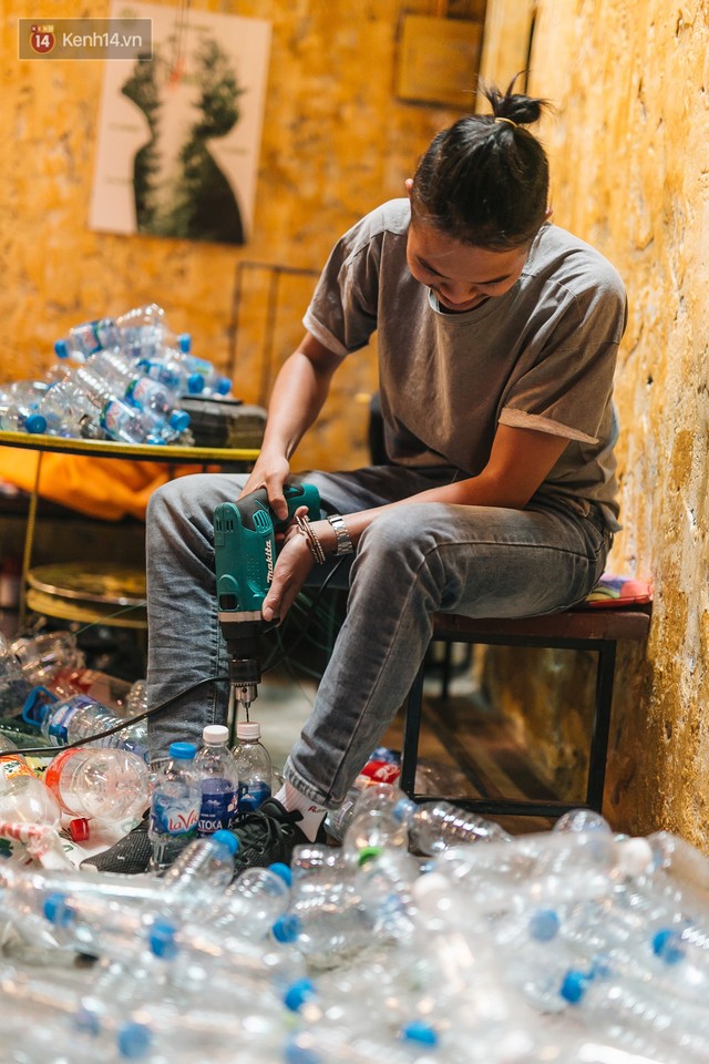 Chuyện chàng trai lớn lên từ ngôi làng ung thư quyết tâm tạo một quán cafe từ hàng nghìn đồ tái chế giữa phố cổ Hà Nội - Ảnh 9.