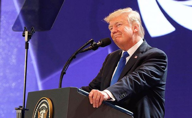 3 câu chuyện về Tổng thống Donald Trump và chiếc phông nền màu tím ở hội nghị thượng đỉnh Đà Nẵng - Ảnh 2.