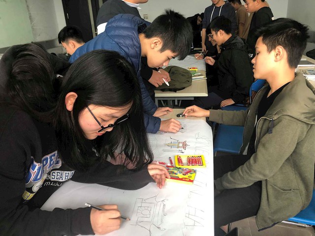 Học sinh FPT làm poster tiếng Anh, hiến kế cho ông Trump và ông Kim khám phá Hà Nội - Ảnh 5.