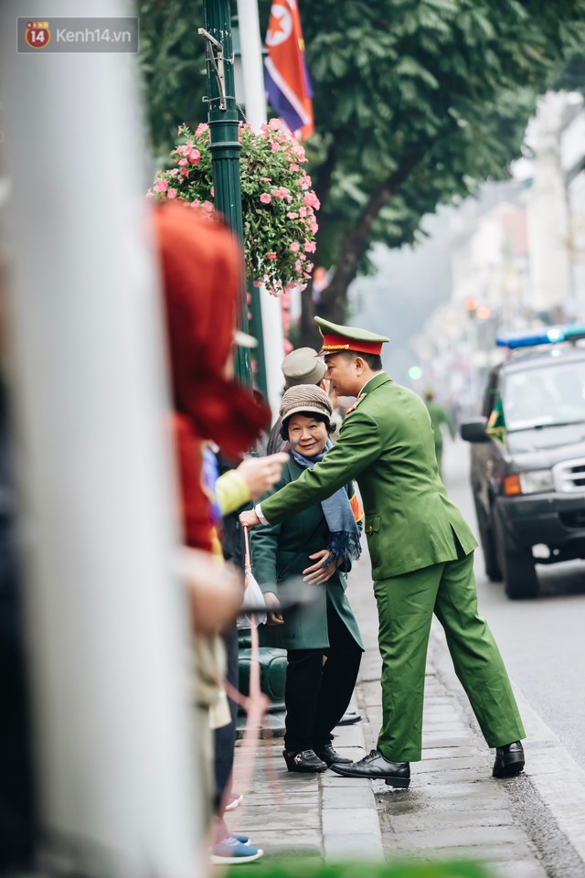 Hà Nội những ngày này, đi đâu cũng thấy niềm háo hức và rộn rã của một “điểm đến hoà bình” - Ảnh 4.