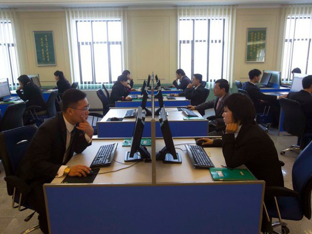 Triều Tiên và 10 cái độc nhất trong cách dùng công nghệ: Tự chế Facebook riêng, USB và máy tính là thời trang thượng lưu - Ảnh 1.