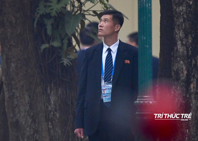 [ẢNH] Đội siêu cận vệ không cảm xúc đứng canh gác tại cửa rạp bí mật của ông Kim Jong Un - Ảnh 11.