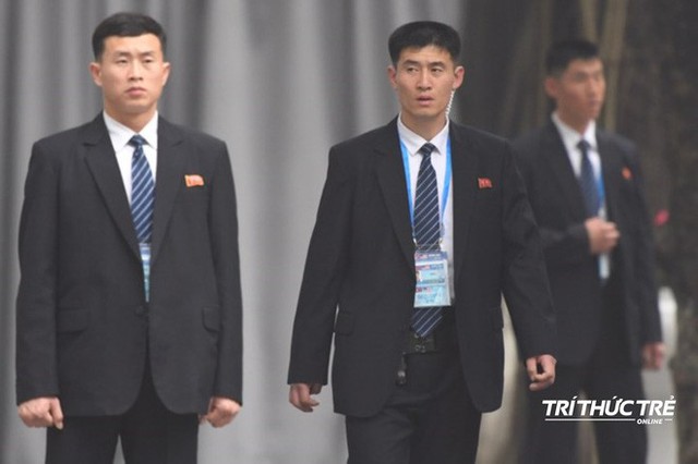 [ẢNH] Đội siêu cận vệ không cảm xúc đứng canh gác tại cửa rạp bí mật của ông Kim Jong Un - Ảnh 3.