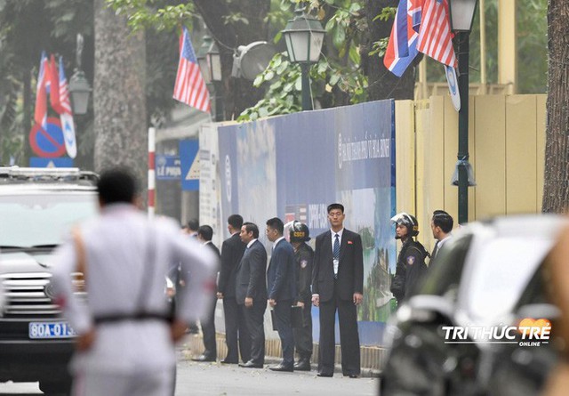 [ẢNH] Đội siêu cận vệ không cảm xúc đứng canh gác tại cửa rạp bí mật của ông Kim Jong Un - Ảnh 5.