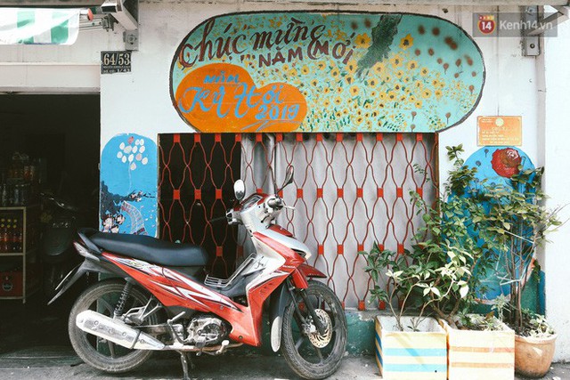 Ông giáo về hưu mang đến những bức tranh mùa xuân mới trong con hẻm nhỏ bình dị ở Sài Gòn - Ảnh 3. Ông giáo về hưu mang đến những bức tranh mùa xuân mới trong con hẻm nhỏ bình dị ở Sài Gòn - Ảnh 3.