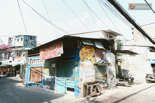 Ông giáo về hưu mang đến những bức tranh mùa xuân mới trong con hẻm nhỏ bình dị ở Sài Gòn - Ảnh 4. Ông giáo về hưu mang đến những bức tranh mùa xuân mới trong con hẻm nhỏ bình dị ở Sài Gòn - Ảnh 4.