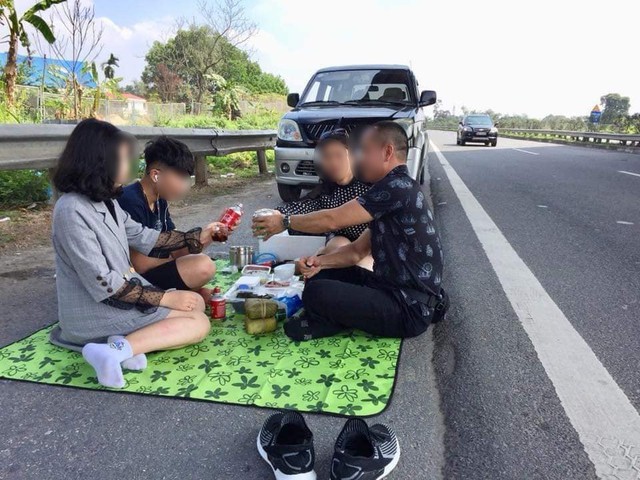 Hình ảnh gây phẫn nộ: Cả gia đình trải bạt, ăn uống trên cao tốc Nội Bài - Lào Cai bất chấp dòng phương tiện chạy rầm rập - Ảnh 1. Hình ảnh gây phẫn nộ: Cả gia đình trải bạt, ăn uống trên cao tốc Nội Bài - Lào Cai bất chấp dòng phương tiện chạy rầm rập - Ảnh 1.
