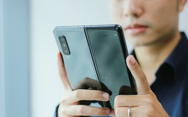 Giá 50 triệu, Galaxy Fold vẫn "cháy hàng" ở Việt Nam, vậy ai là người mua? Giá 50 triệu, Galaxy Fold vẫn "cháy hàng" ở Việt Nam, vậy ai là người mua?