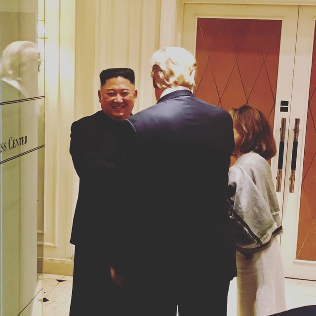 Không thoả thuận thành công nhưng hình ảnh ông Trump chia tay ông Kim lại khiến mọi người bất ngờ - Ảnh 2.