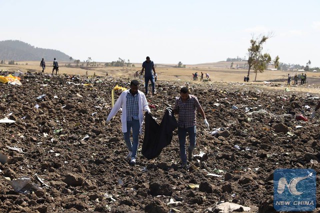 Hiện trường rơi máy bay thảm khốc ở Ethiopia: Thi thể nạn nhân la liệt, khung cảnh tang thương đầy ám ảnh - Ảnh 13.