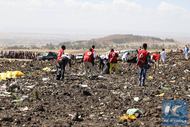 Hiện trường rơi máy bay thảm khốc ở Ethiopia: Thi thể nạn nhân la liệt, khung cảnh tang thương đầy ám ảnh - Ảnh 14.