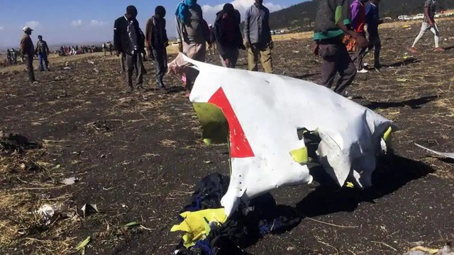 Hiện trường rơi máy bay thảm khốc ở Ethiopia: Thi thể nạn nhân la liệt, khung cảnh tang thương đầy ám ảnh - Ảnh 5.