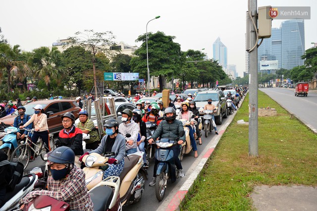 Chùm ảnh: Đây là cảnh tượng diễn ra mỗi ngày trên tuyến đường Hà Nội dự kiến cấm xe máy vào giờ cao điểm - Ảnh 4.