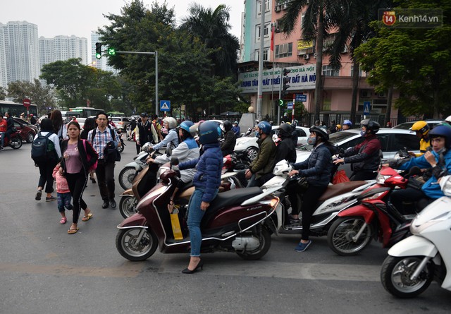 Chùm ảnh: Đây là cảnh tượng diễn ra mỗi ngày trên tuyến đường Hà Nội dự kiến cấm xe máy vào giờ cao điểm - Ảnh 7.