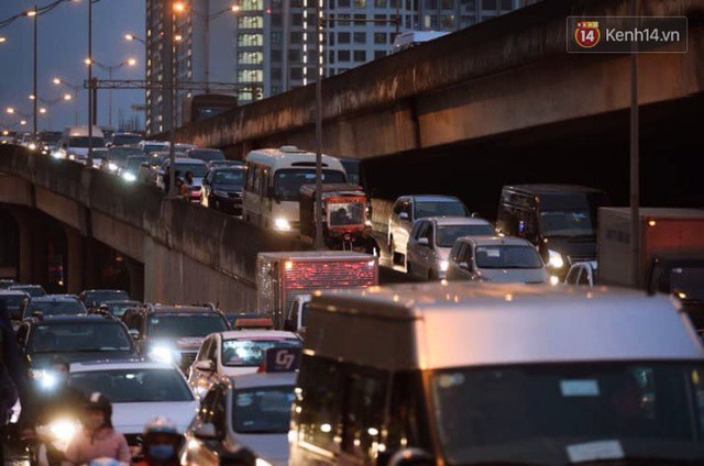 Chùm ảnh: Đây là cảnh tượng diễn ra mỗi ngày trên tuyến đường Hà Nội dự kiến cấm xe máy vào giờ cao điểm - Ảnh 9.