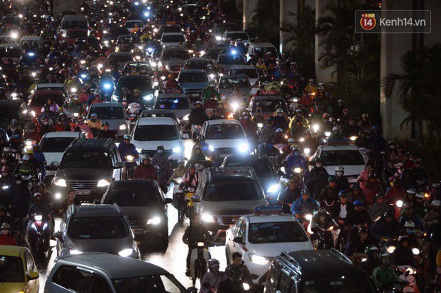 Chùm ảnh: Đây là cảnh tượng diễn ra mỗi ngày trên tuyến đường Hà Nội dự kiến cấm xe máy vào giờ cao điểm - Ảnh 10.