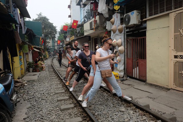 Hàng quán mọc lên san sát tại khu đường tàu Hà Nội nổi tiếng trên báo quốc tế - Ảnh 13. Hàng quán mọc lên san sát tại khu đường tàu Hà Nội nổi tiếng trên báo quốc tế - Ảnh 13.