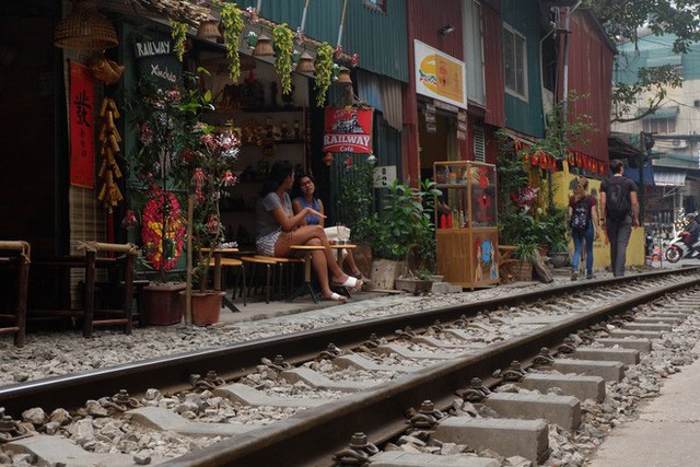  Hàng quán mọc lên san sát tại khu đường tàu Hà Nội nổi tiếng trên báo quốc tế - Ảnh 4.