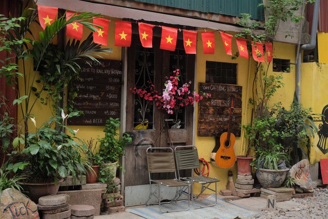 Hàng quán mọc lên san sát tại khu đường tàu Hà Nội nổi tiếng trên báo quốc tế - Ảnh 8. Hàng quán mọc lên san sát tại khu đường tàu Hà Nội nổi tiếng trên báo quốc tế - Ảnh 8.