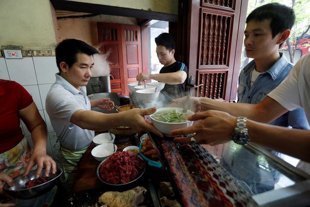 Điều gì khiến đầu bếp nổi tiếng Gordon Ramsay nói rằng: Chất lượng thức ăn Việt Nam quá cao so với giá thành! - Ảnh 5.