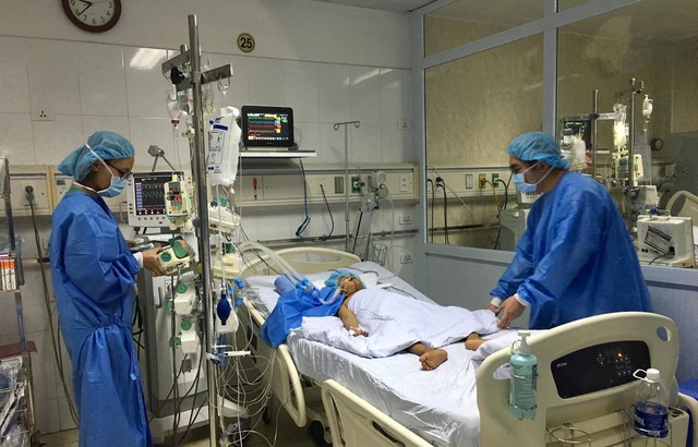 Lần đầu tiên Việt Nam thực hiện thành công chia gan ghép cho 2 người - Ảnh 1.
