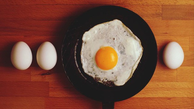 Khoa học mỗi nơi một khác: lại thêm nghiên cứu nói rằng ăn quá 3 quả trứng/tuần sẽ dễ mắc bệnh tim - Ảnh 1.