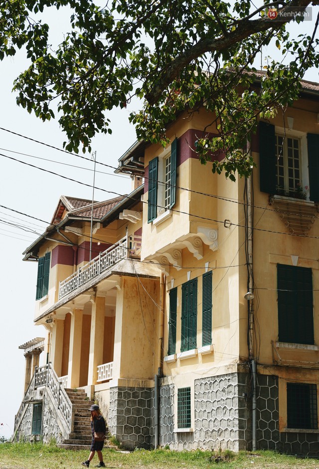 Đà Lạt: Tiếc nuối một tòa dinh thự bị lãng quên trên đồi, sắp phải di dời để xây trung tâm thương mại - Ảnh 3. Đà Lạt: Tiếc nuối một tòa dinh thự bị lãng quên trên đồi, sắp phải di dời để xây trung tâm thương mại - Ảnh 3.