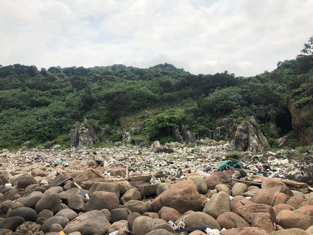 Thử thách dọn rác tại đảo Sơn Trà: Trả lại một bãi đá hoang sơ từ biển rác, tuyên truyền ý nghĩa về du lịch có trách nhiệm - Ảnh 10.