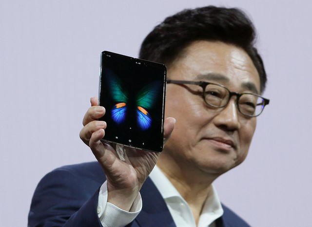 Liệu smartphone màn hình gập có thể kéo doanh thu của Samsung tăng trưởng trở lại sau chuỗi ngày suy giảm? - Ảnh 1.