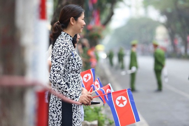  [ẢNH] Người dân Hà Nội nô nức hoan nghênh chuyến thăm của Chủ tịch Triều Tiên Kim Jong-un - Ảnh 11.