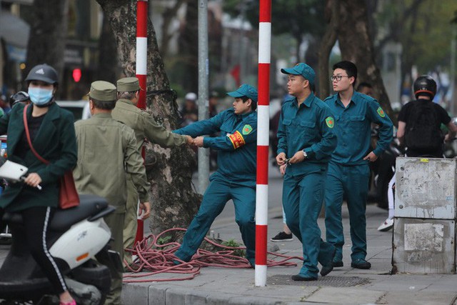  [ẢNH] Người dân Hà Nội nô nức hoan nghênh chuyến thăm của Chủ tịch Triều Tiên Kim Jong-un - Ảnh 5.