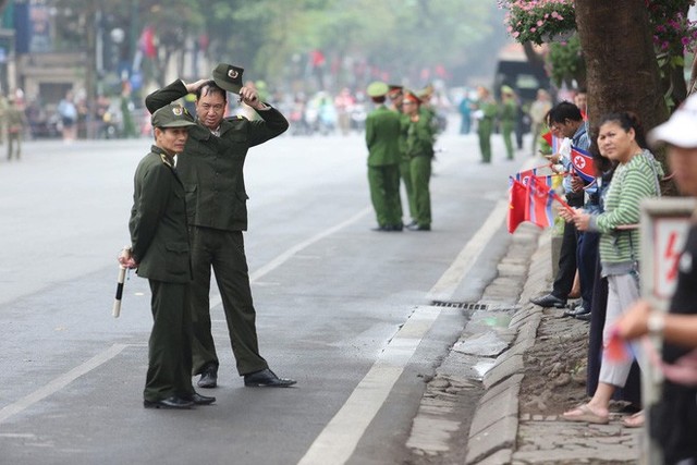  [ẢNH] Người dân Hà Nội nô nức hoan nghênh chuyến thăm của Chủ tịch Triều Tiên Kim Jong-un - Ảnh 6.